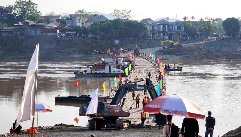 Từ 17h30 lưu thông cầu phao Phong Châu