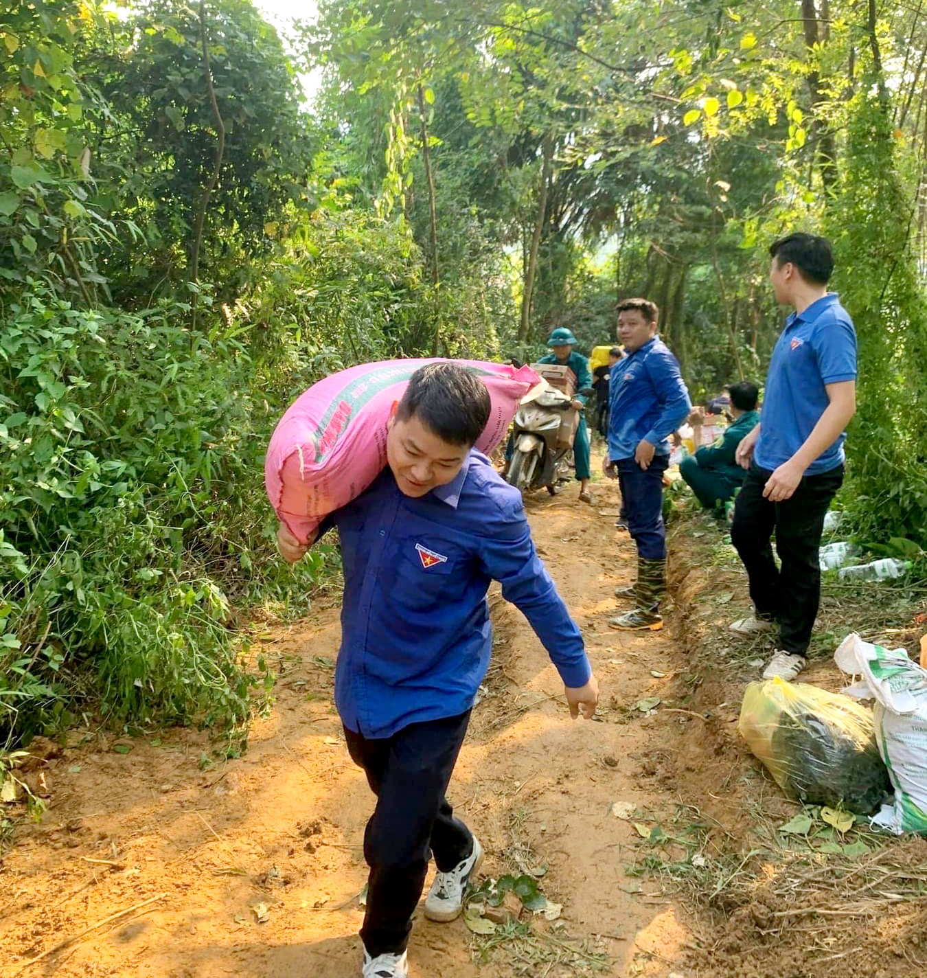 Đảm bảo nhu yếu phẩm cho người dân Trung Sơn bị chia cắt do sạt lở đất