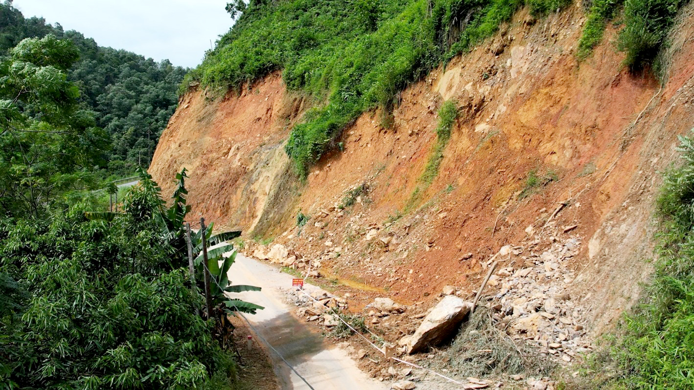 Đảm bảo nhu yếu phẩm cho người dân Trung Sơn bị chia cắt do sạt lở đất