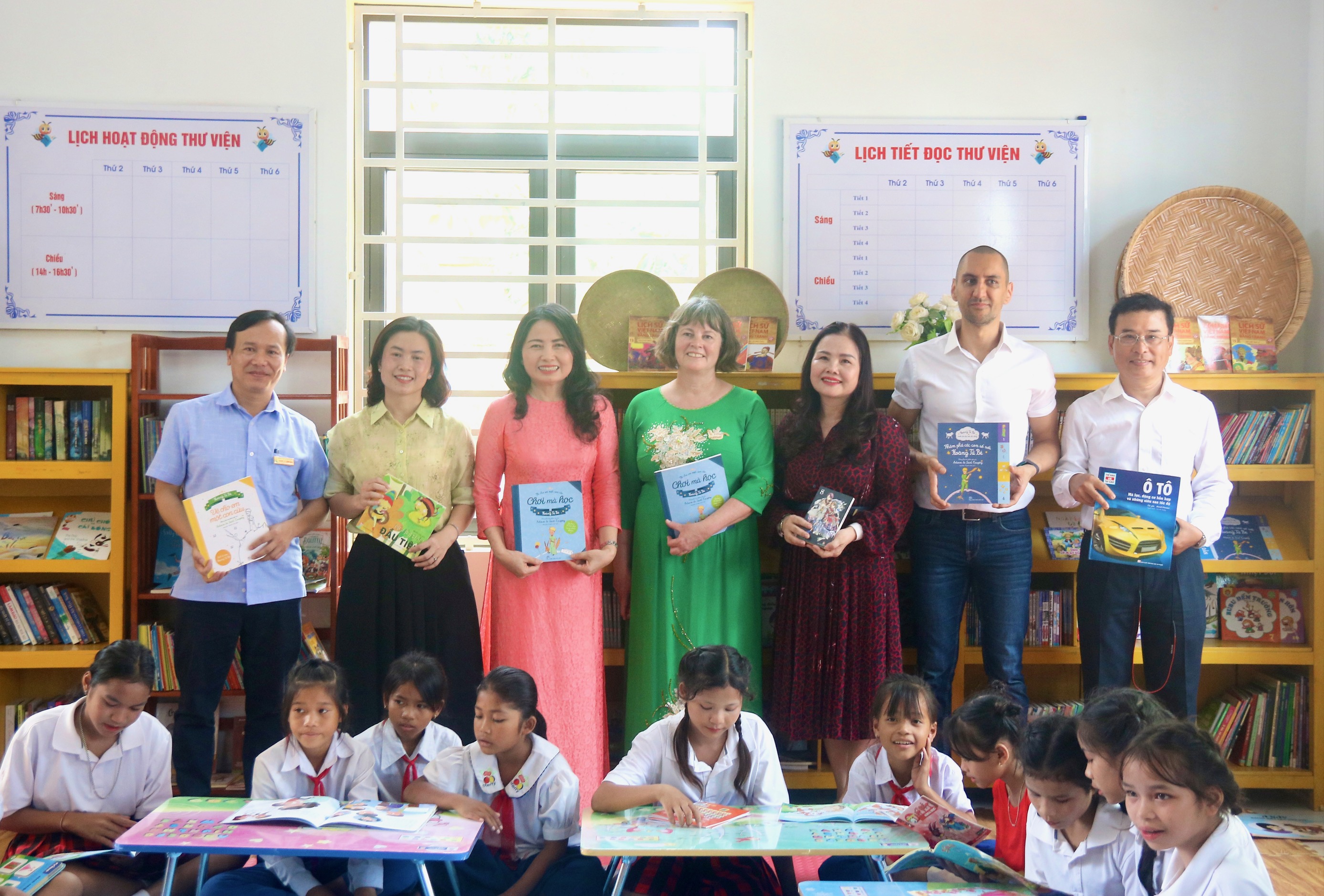Bàn giao thư viện cho Trường Phổ thông Dân tộc bán trú Tiểu học và THCS Ba Tầng