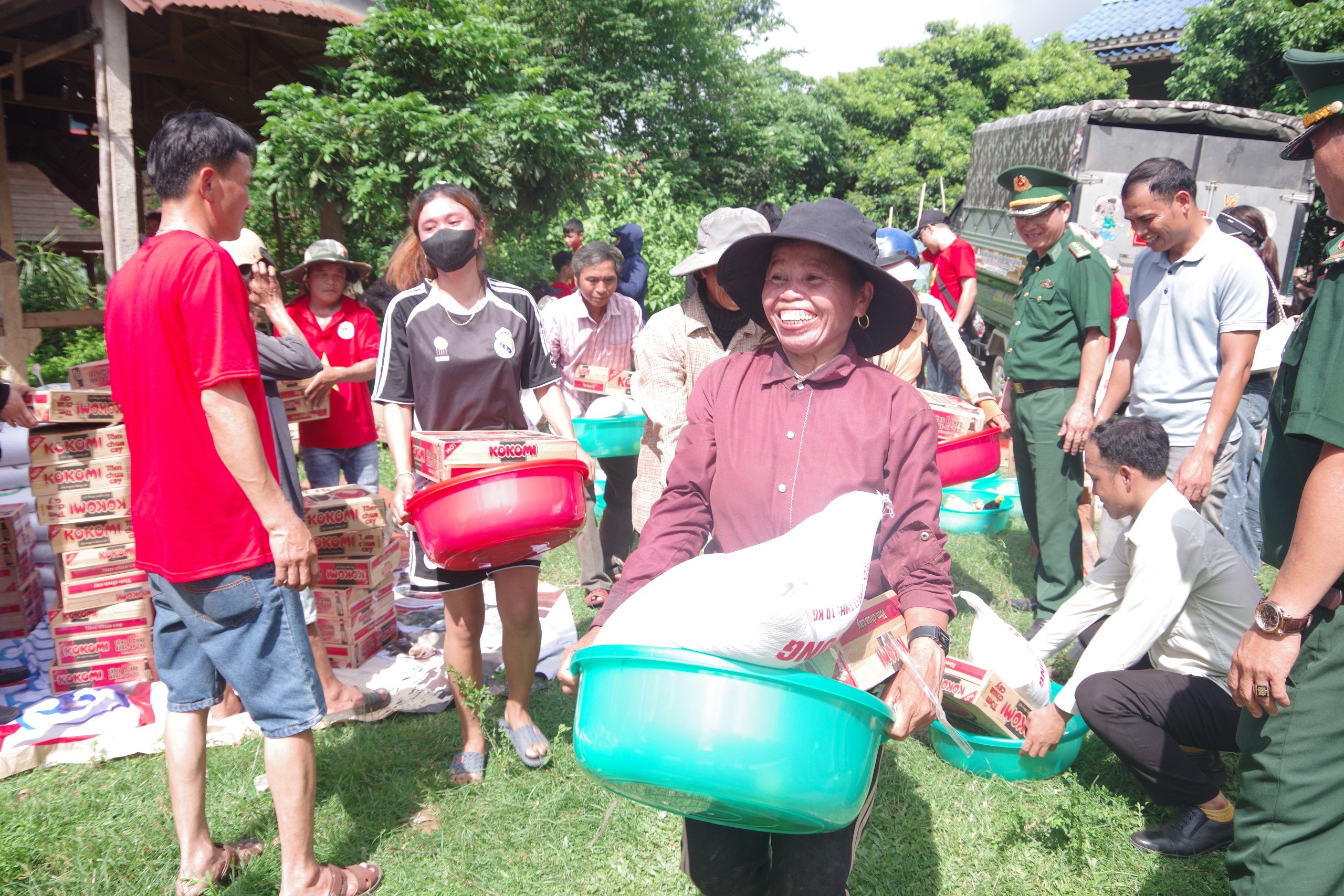 Chương trình “Hướng về biên giới thân yêu” trao nhiều phần quà cho người dân và học sinh nghèo