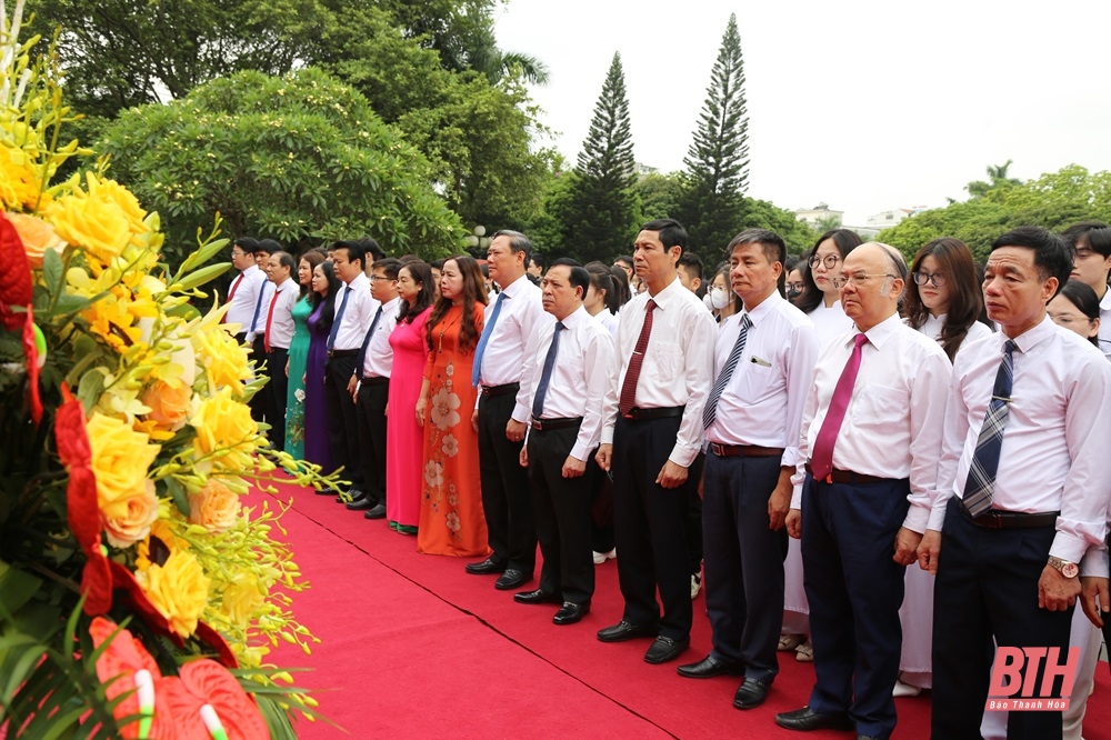 Phó Bí thư Thường trực Tỉnh ủy Lại Thế Nguyên dự lễ kết nạp đảng viên tại Chi bộ 1, Đảng bộ Trường THPT Tô Hiến Thành