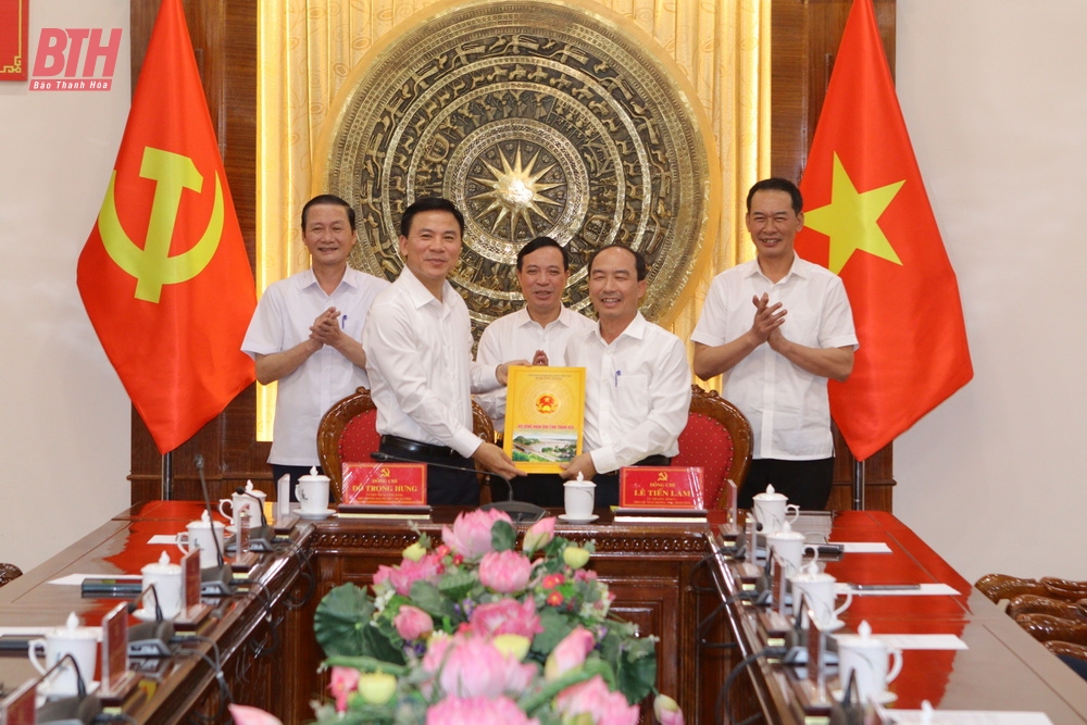 Hội nghị bàn giao nhiệm vụ điều hành công việc của Tỉnh ủy Thanh Hóa cho đến khi kiện toàn chức danh Bí thư Tỉnh ủy nhiệm kỳ 2020-2025