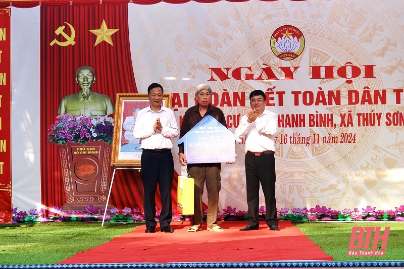 Trưởng Ban Quản lý KTT Nghi Sơn và các KCN tỉnh Nguyễn Tiến Hiệu dự Ngày hội Đại đoàn kết toàn dân tại Ngọc Lặc