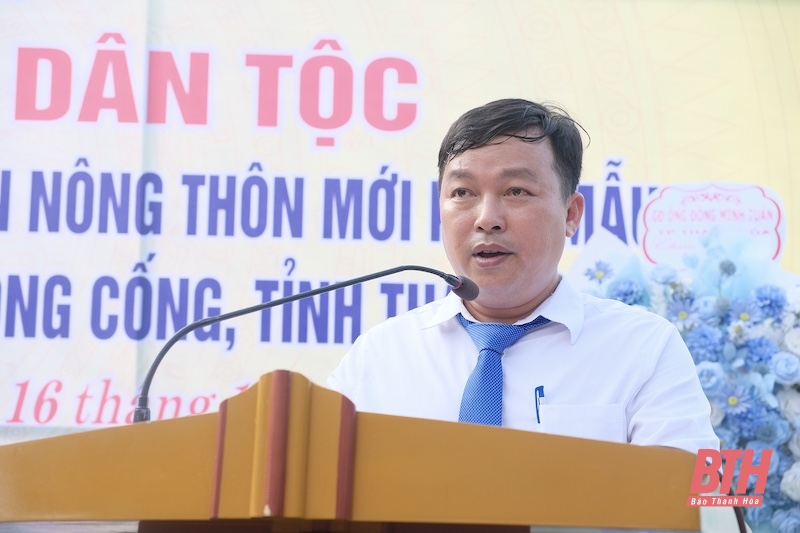 Chủ nhiệm Ủy ban Kiểm tra Tỉnh ủy Lê Quang Hùng chung vui Ngày hội Đại đoàn kết toàn dân tộc tại khu dân cư thôn Cao Nhuận