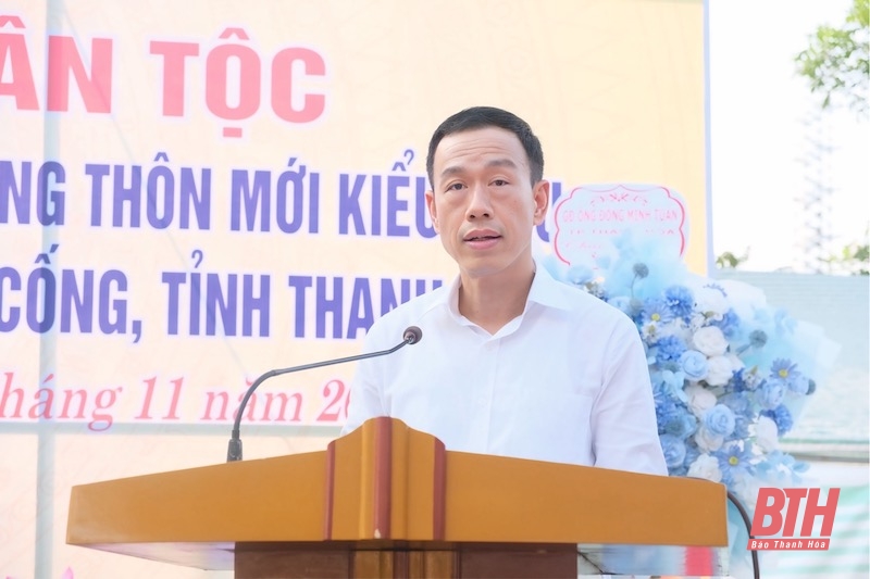 Chủ nhiệm Ủy ban Kiểm tra Tỉnh ủy Lê Quang Hùng chung vui Ngày hội Đại đoàn kết toàn dân tộc tại khu dân cư thôn Cao Nhuận