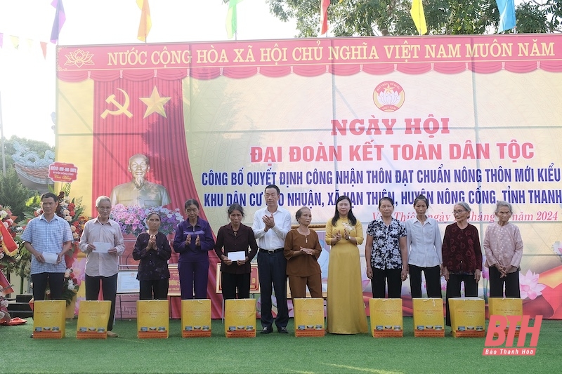 Chủ nhiệm Ủy ban Kiểm tra Tỉnh ủy Lê Quang Hùng chung vui Ngày hội Đại đoàn kết toàn dân tộc tại khu dân cư thôn Cao Nhuận