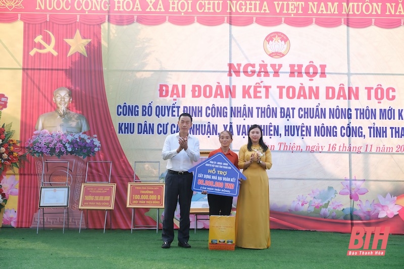 Chủ nhiệm Ủy ban Kiểm tra Tỉnh ủy Lê Quang Hùng chung vui Ngày hội Đại đoàn kết toàn dân tộc tại khu dân cư thôn Cao Nhuận