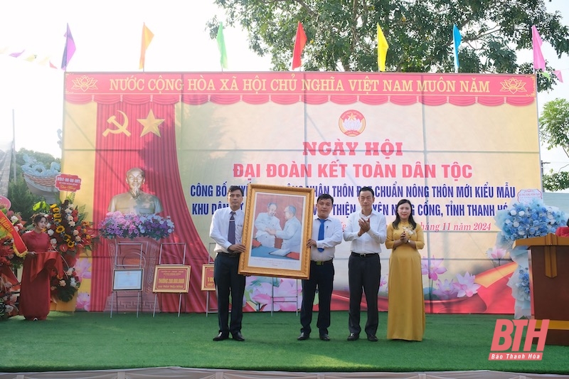 Chủ nhiệm Ủy ban Kiểm tra Tỉnh ủy Lê Quang Hùng chung vui Ngày hội Đại đoàn kết toàn dân tộc tại khu dân cư thôn Cao Nhuận