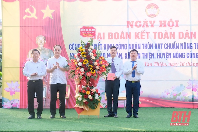 Chủ nhiệm Ủy ban Kiểm tra Tỉnh ủy Lê Quang Hùng chung vui Ngày hội Đại đoàn kết toàn dân tộc tại khu dân cư thôn Cao Nhuận