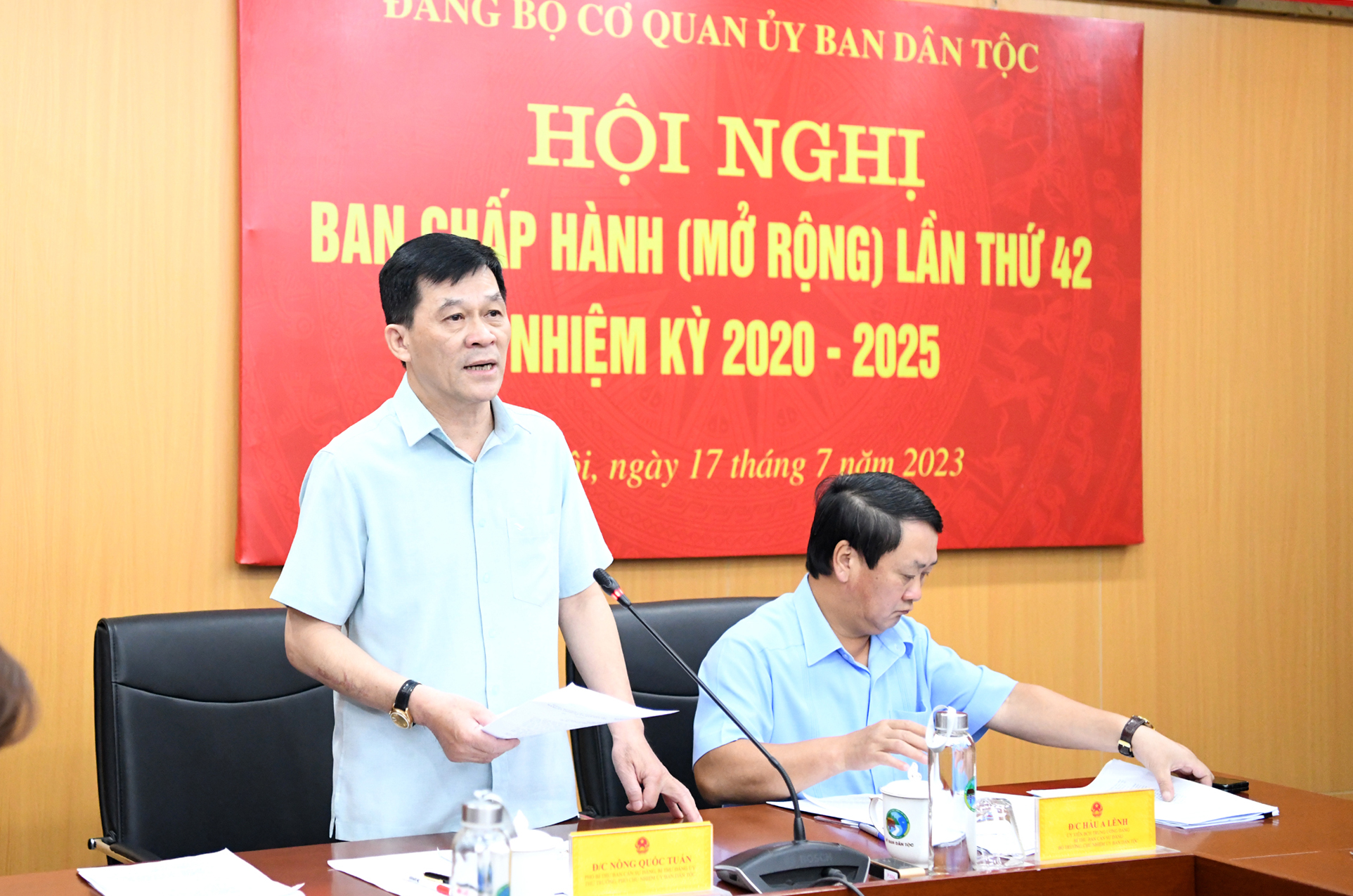 Bí thư Đảng ủy, Thứ trưởng, Phó Chủ nhiệm UBDT Nông Quốc Tuấn phát biểu chỉ đạo tại Hội nghị