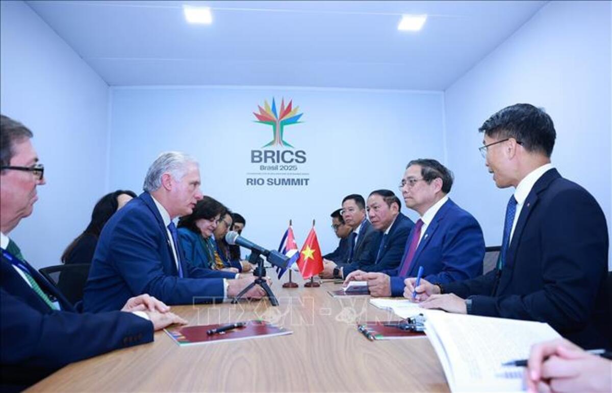 Thủ tướng Phạm Minh Chính gặp Bí thư Thứ nhất Đảng Cộng sản Cuba, Chủ tịch nước Cộng hòa Cuba, Miguel Díaz Canel Bermúdez. (Ảnh: Dương Giang/TTXVN)