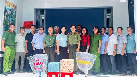 Trao nhà Tình nghĩa cho hội viên Chi hội Cựu Công an nhân dân xã Ba Chúc