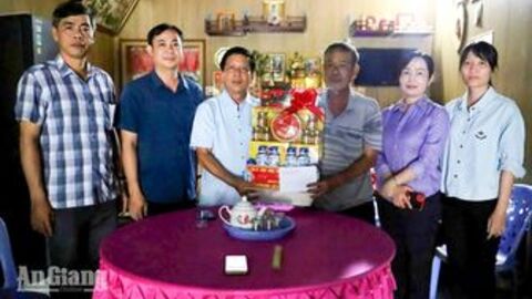 An Giang thăm, tặng quà Mẹ Việt Nam anh hùng Nguyễn Thị Lựu