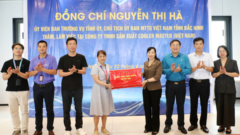 Bắc Ninh: Chủ tịch Ủy ban MTTQ tỉnh Nguyễn Thị Hà thăm, tặng quà công nhân Công ty Sản xuất Cooler Master (Việt Nam).