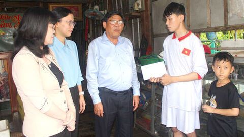 Phó Chủ tịch UBND tỉnh An Giang thăm, hỗ trợ các hộ dân bị ảnh hưởng bởi dông lốc