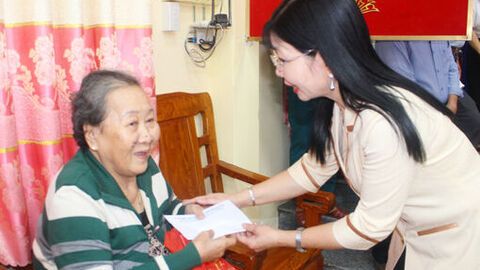 Phó Bí thư Tỉnh ủy An Giang Trần Thị Thanh Hương thăm, chúc Tết gia đình chính sách tại xã Thoại Sơn