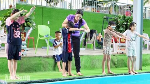 Sôi nổi lớp học bơi miễn phí cho thiếu nhi dịp hè
