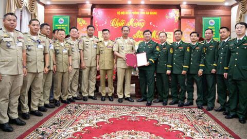 Công an tỉnh Kandal chúc tết Ban Chỉ huy Bộ đội Biên phòng tỉnh An Giang