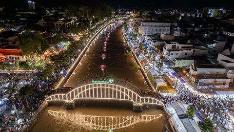Hàng ngàn hoa đăng lung linh tỏa sáng trên sông Kiên