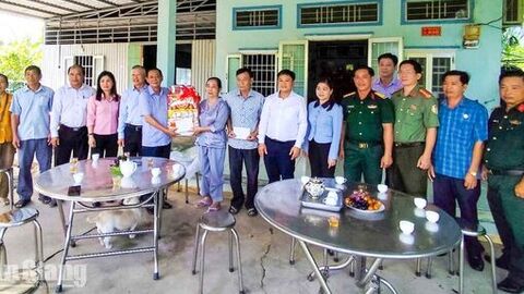 Thường trực HĐND tỉnh An Giang thăm 4 gia đình người có công với cách mạng tiêu biểu ở xã Vĩnh Phong, Vĩnh Thuận