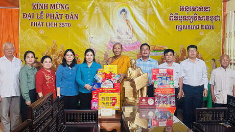 Phó Chủ tịch Thường trực HĐND tỉnh An Giang Lê Hồng Thắm chúc mừng Đại lễ Phật đản tại hai xã Tri Tôn, Ô Lâm