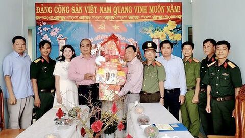Đoàn công tác tỉnh An Giang chúc tết xã Phú Hữu