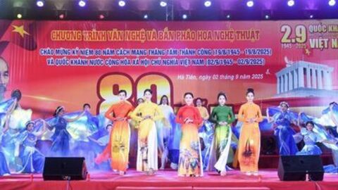 Trên 5.000 người đến xem chương trình văn nghệ và bắn pháo hoa nghệ thuật tại Hà Tiên