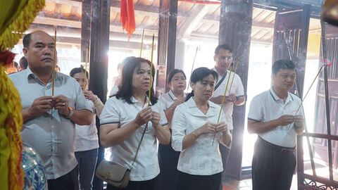 Văn phòng Đoàn Đại biểu Quốc hội và HĐND tỉnh An Giang dâng hương tưởng niệm tiền nhân
