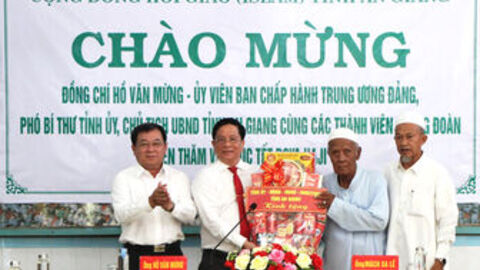 Chủ tịch UBND tỉnh An Giang Hồ Văn Mừng chúc Tết Roya Haji tại xã Châu Phong