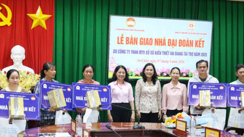 Bàn giao 10 căn nhà Đại đoàn kết tại xã An Châu