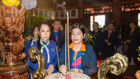 Ngân hàng Vikki chi nhánh Kiên Giang dâng hương tri ân các anh hùng liệt sĩ 