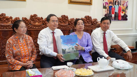 Chủ tịch Quốc hội Trần Thanh Mẫn thăm, tặng quà gia đình chính sách tại An Giang 