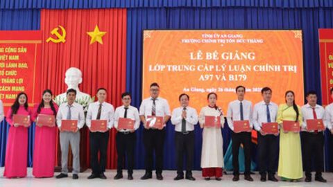 Bế giảng Lớp Trung cấp Lý luận chính trị A97 và B179