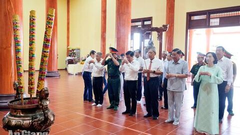 Dâng hương tưởng niệm những người đã ngã xuống trên tuyến đường 1C
