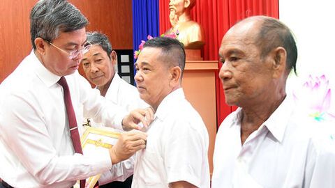 Phường Hà Tiên trao Huy hiệu Đảng cho 25 đảng viên