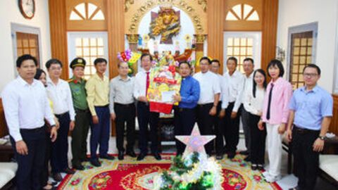 Phó Chủ tịch UBND tỉnh An Giang Lê Văn Phước chúc mừng lễ Giáng sinh tại phường Châu Đốc