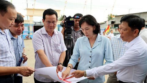 Phó Chủ tịch UBND tỉnh An Giang Nguyễn Thị Minh Thúy kiểm tra công tác chuẩn bị lễ khởi công Dự án trường học biên giới