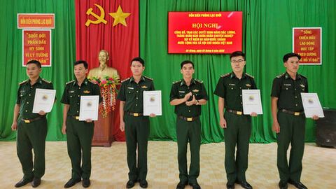 Đồn Biên phòng Lạc Quới trao quyết định nâng lương, thăng quân hàm cho quân nhân chuyên nghiệp