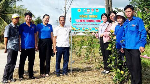 Xã Tân Hiệp ra quân thực hiện công trình “Tuyến đường hoa” chào mừng Đại hội Đảng các cấp
