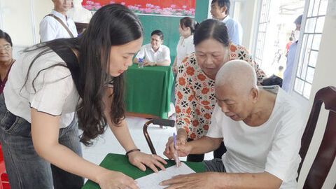 Giồng Riềng đưa thủ tục hành chính và công nghệ số đến tận cơ sở