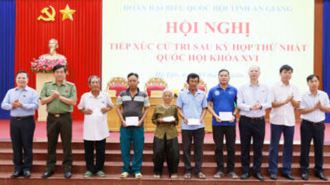 Đoàn Đại biểu Quốc hội đơn vị số 5 tiếp xúc cử tri tại phường Hà Tiên 