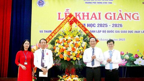 Trưởng Đoàn Đại biểu Quốc hội tỉnh Phạm Văn Thịnh dự lễ khai giảng tại Trường Phổ thông dân tộc nội trú tỉnh Bắc Ninh