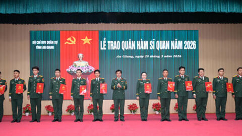 Bộ Chỉ huy Quân sự tỉnh An Giang trao quyết định thăng quân hàm, nâng lương sĩ quan, quân nhân chuyên nghiệp năm 2026