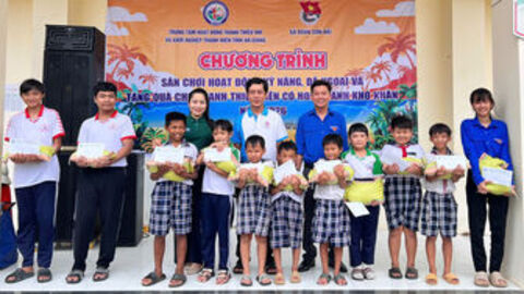 Tổ chức sân chơi kỹ năng, dã ngoại và tặng quà cho thanh, thiếu nhi xã Sơn Hải