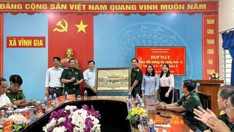 Sư đoàn 4, Quân khu 9 họp mặt, trao đổi thông tin cùng Đảng ủy xã Vĩnh Gia