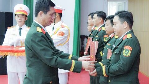 Bộ Chỉ huy Quân sự tỉnh An Giang trao quân hàm và nâng lương sĩ quan
