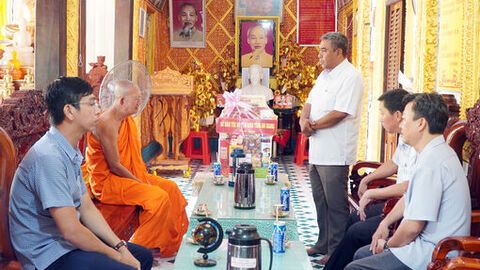 Sở Dân tộc và Tôn giáo tỉnh An Giang thăm, tặng quà người có uy tín trong đồng bào dân tộc thiểu số