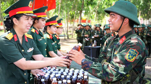 “Bát nước thao trường” tiếp thêm động lực cho chiến sĩ mới 