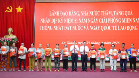 Chủ tịch Quốc hội tặng quà gia đình chính sách, công nhân, người lao động khó khăn tại An Giang